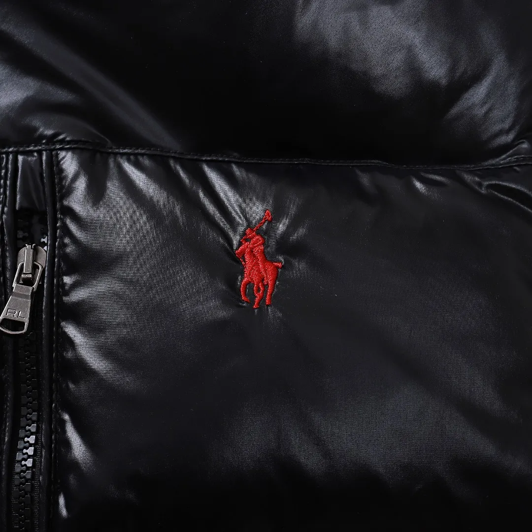 P820 ​​Ralph Lauren/Glossy "Exclusive Production" New top version -Ralph Lauren polo for men and women - ⚡️Ralph has gone crazy this year and the upper body of major Internet celebrities. The fabric has a double-layer shin feel and is full of weight! It's not as heavy as a regular jacket, and the ordinary cotton material feels really different. This one is super comfortable, soft and stylish, and has a green plaid interior that has a retro movie fashion feel! ✅Original custom-made 40D plaid four-level waterproof fabric, waterproof and anti-static fabric, exclusively using the original single-layer fabric method. The use of single-layer fabric has tested that the fabric and down must meet the standards to prevent velvet running, and ensure the feel and bulkiness. The interior is made of nylon double-layer sealing design, which will not cause any velvet running phenomenon. The adjustable hem with built-in drawstring buckle can prevent wind and cold. ✅ Silhouette jacket The upper body shape is super good, and the LOGO design on the chest is prominent. It is a style highly recommended by foreign bloggers. ✅Original original data layout, coordinated, loose, warm, fashionable, real original internal data, tolerant version. ✅Imported Behringer embroidery machine, custom-made 10,000-needle electric embroidery, using imported No. 7 needles, imported embroidery thread, ensuring that each word is full, three-dimensional and clear, and can be called the most expensive embroidery logo. ✅It is filled with national standard 80% white duck down, which has better thermal insulation performance, is light and not heavy, and has good fluff recovery after compression! ✅RDS certified high-quality 700 high fluffy white duck down filling ✅The zipper is customized from the Yoshida RL factory, with clear engravings and perfect and smooth texture ✅Accessories and buttons are all developed using the original version The fit is loose but not baggy. The size is just right and not too picky. The dropped shoulder design modifies the shoulders without making them look bulky. This silhouette is a style that will never go out of style after being worn for a long time. The upper body is also very durable and recognizable. The loose and reasonable fit can be worn by both men and women. It is easy to create a clean and refreshing boyish look. Color: (glossy) Black Size: S M L XL XXL